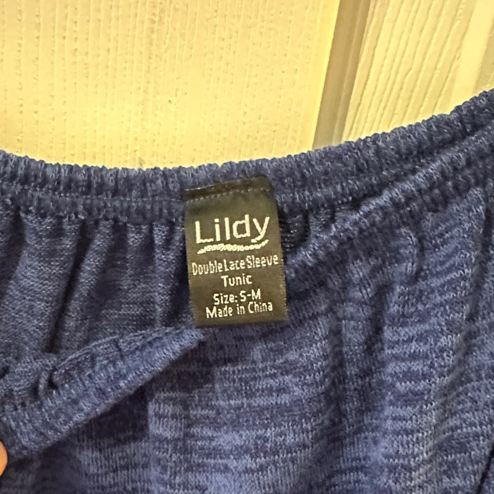Elegant Navy Blouse with Lace Detail - Picture 2 of 4